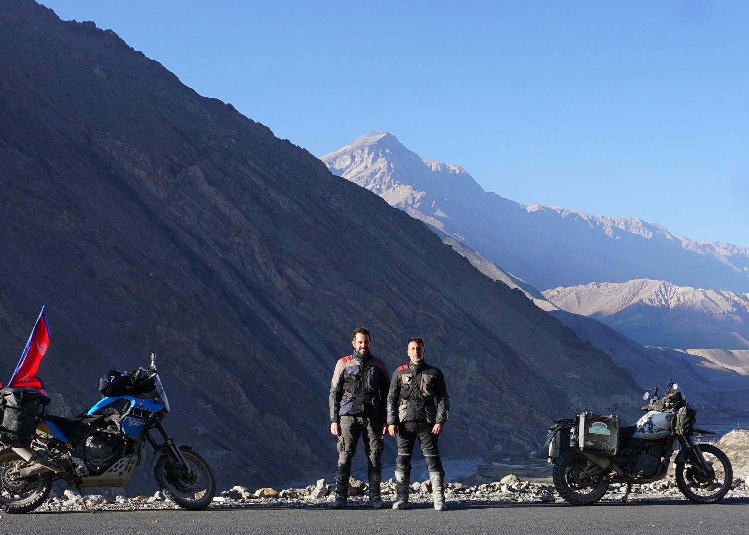 L’ORIZZONTE NON CI BASTA - Due amici in moto dall’Italia all’Himalaya