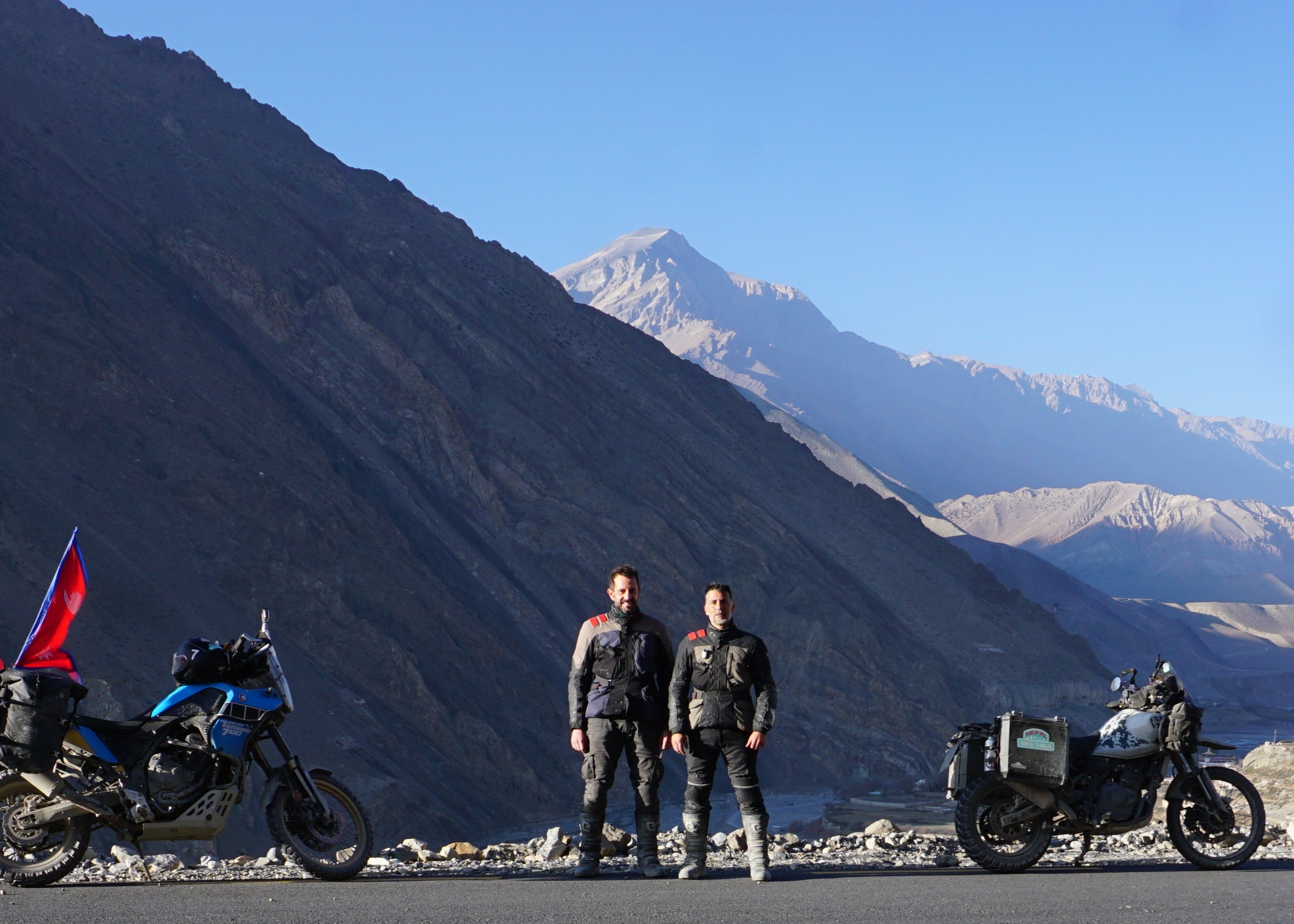L’ORIZZONTE NON CI BASTA - Due amici in moto dall’Italia all’Himalaya