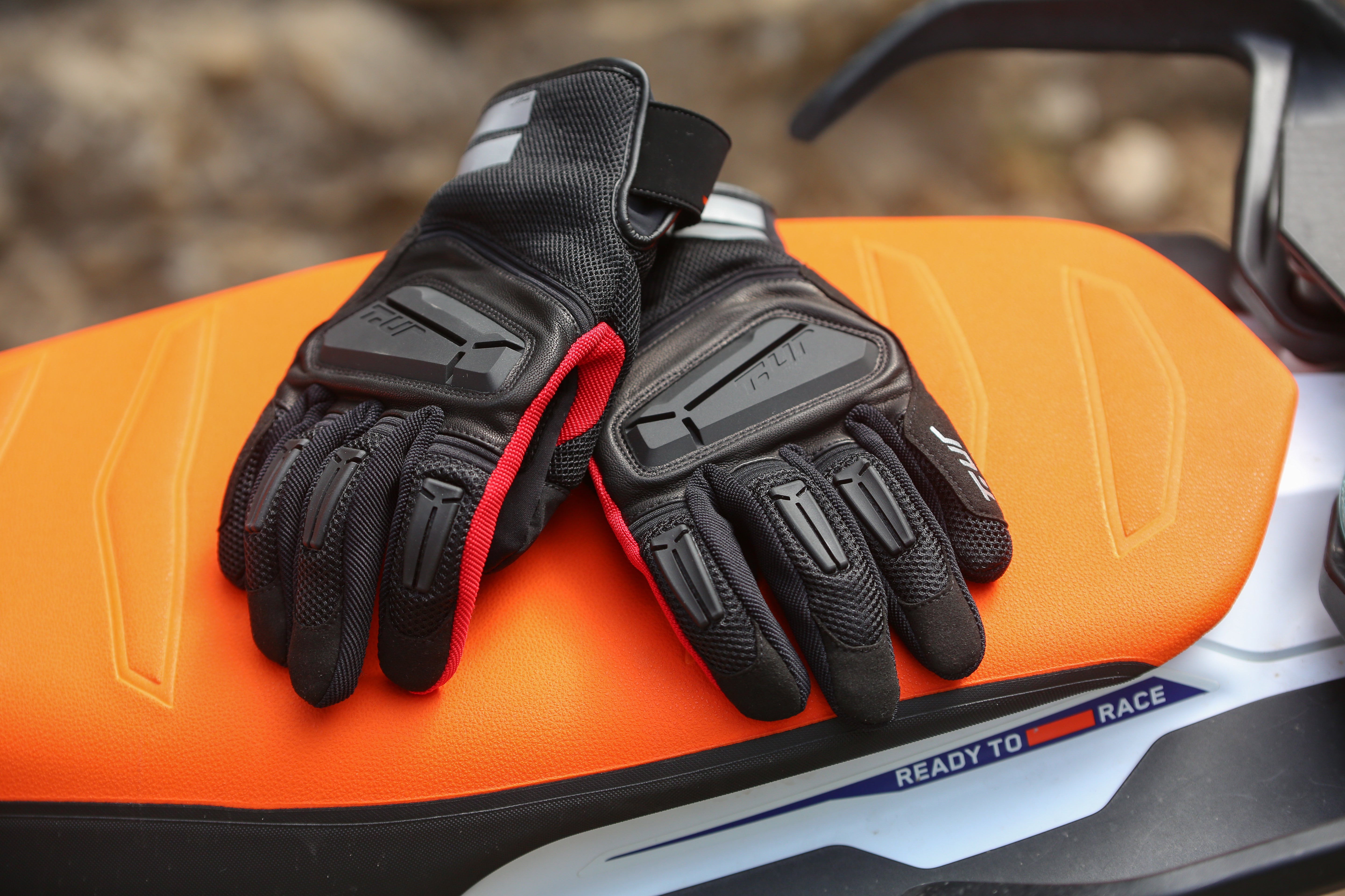 Da T.UR due alleati in più per vivere la primavera in moto: arrivano i nuovi guanti primaverili G-Five Hydroscud e G-Six Pro.